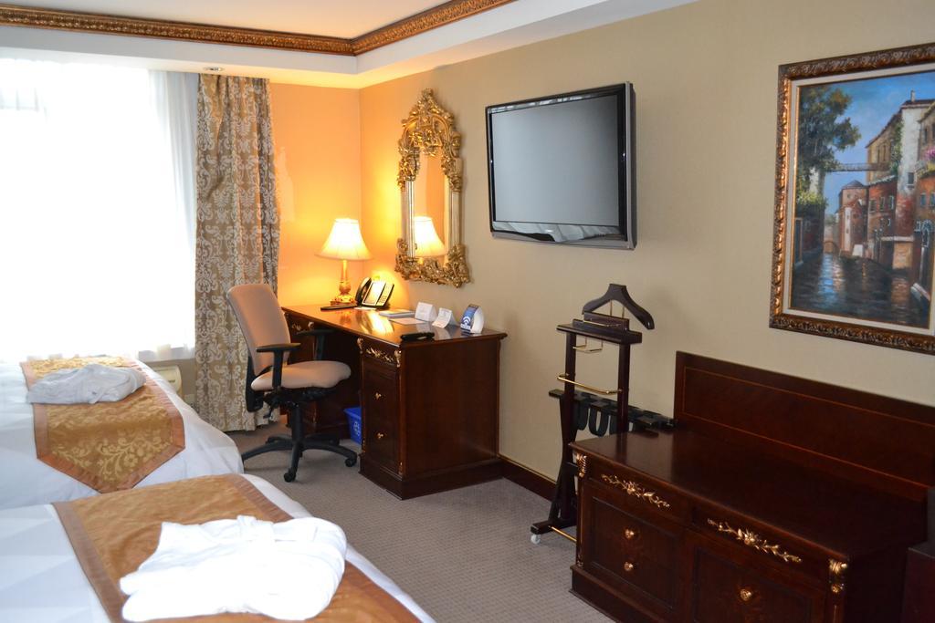 Radisson Toronto Airport West Hotel 4*