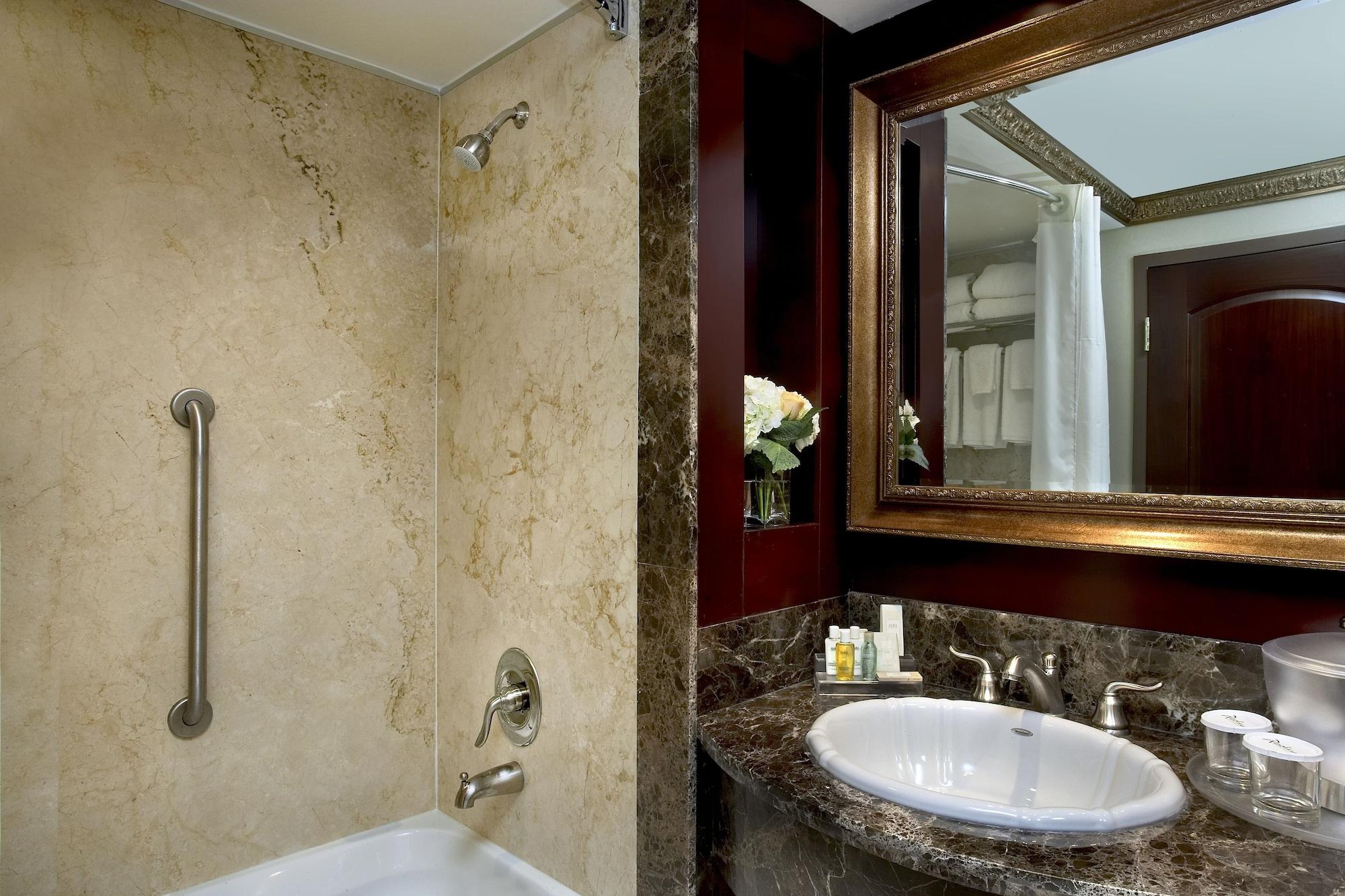 Radisson Toronto Airport West Hotel 4*